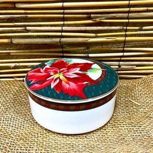 Mikasa Maxima FX072 Holiday Fleur Dish With Lid